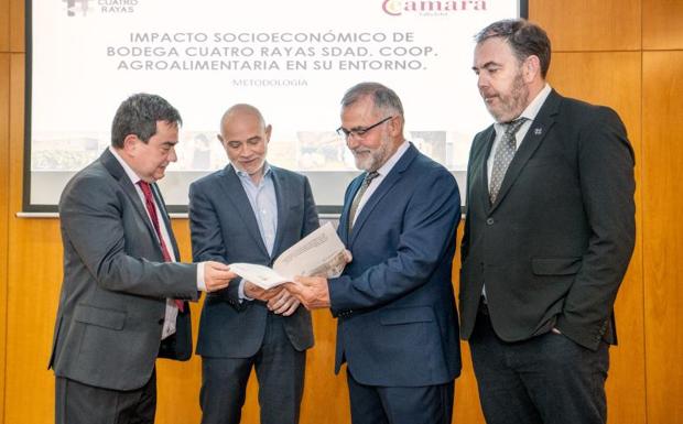 De izquierda a derecha: Luis Gilsanz, desarrollador del estudio, Víctor Caramanza, presidente de la Cámara de Comercio de Valladolid, Ignacio Martín Obregón, presidente de Bodega Cuatro Rayas y Vicente Orihuela, director general de Bodega Cuatro Rayas. 