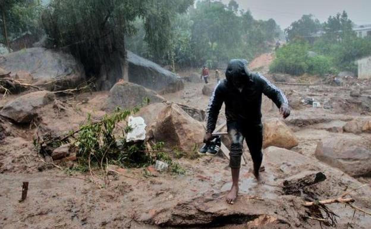 Un hombre se abre paso entre viviendas destrozadas en la localidad de Blantyre, Malawi, por el ciclón 'Freddy'.