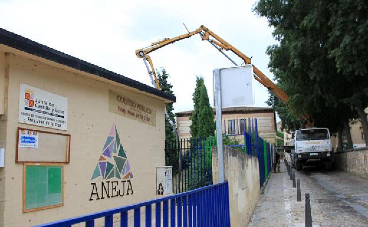 Una grúa acomete obras en un colegio de la capital segoviana. 