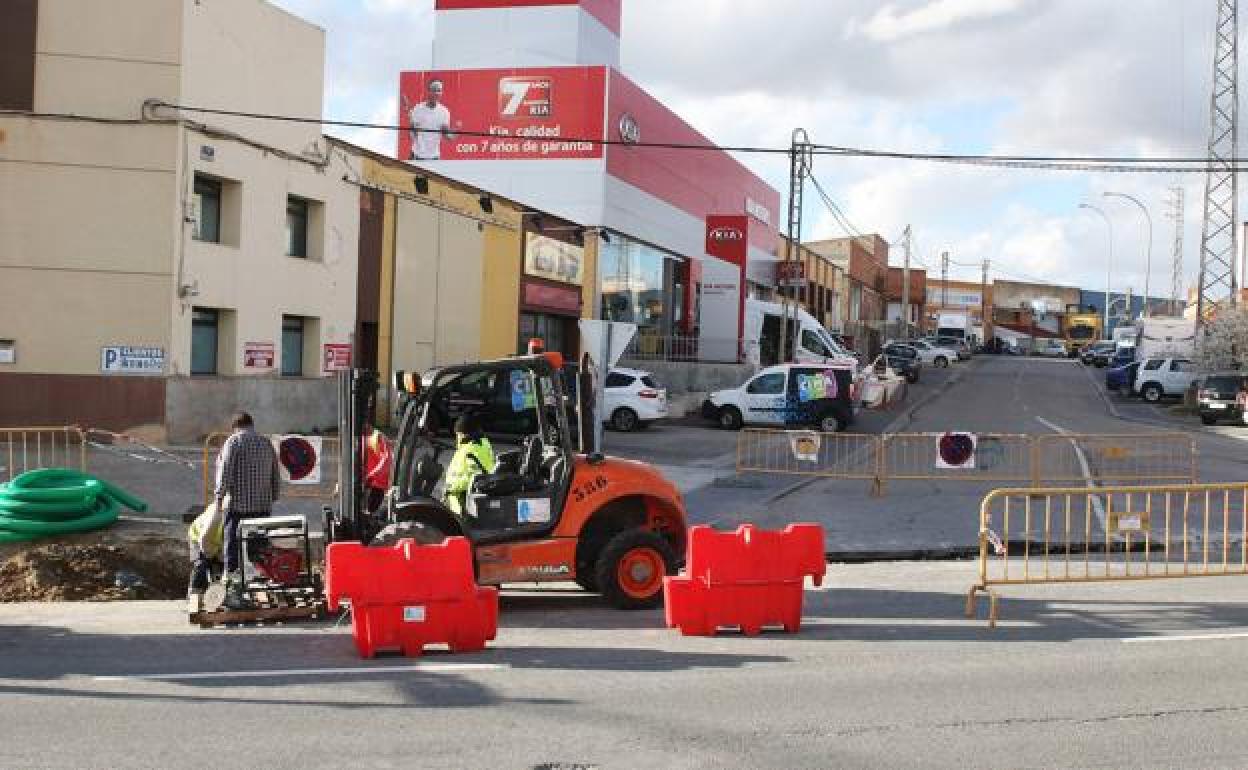 Obras en la calle Peñalara, situada en el polígono del Cerro. 