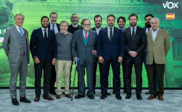 Sánchez Dragó, junto a Tamames, Abascal y dirigentes de Vox en la foto que plasma la moción de censura a Pedro Sánchez.