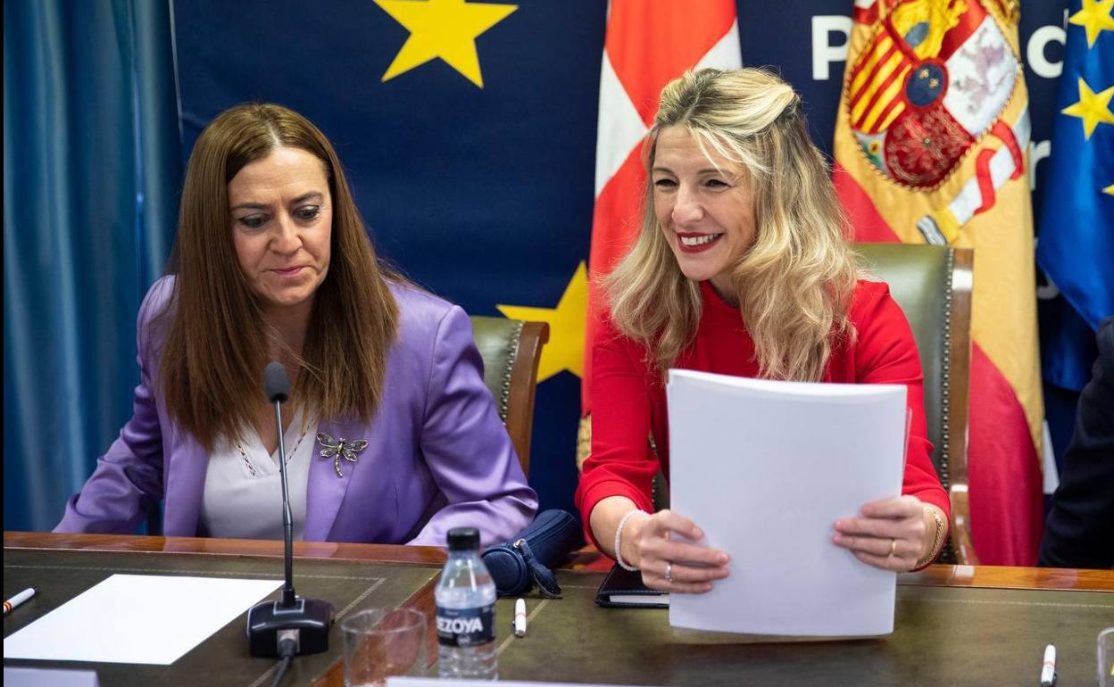 La delegada del Gobierno, Virginia Barcones (izquierda), junto a la vicepresidenta segunda, Yolanda Díaz.