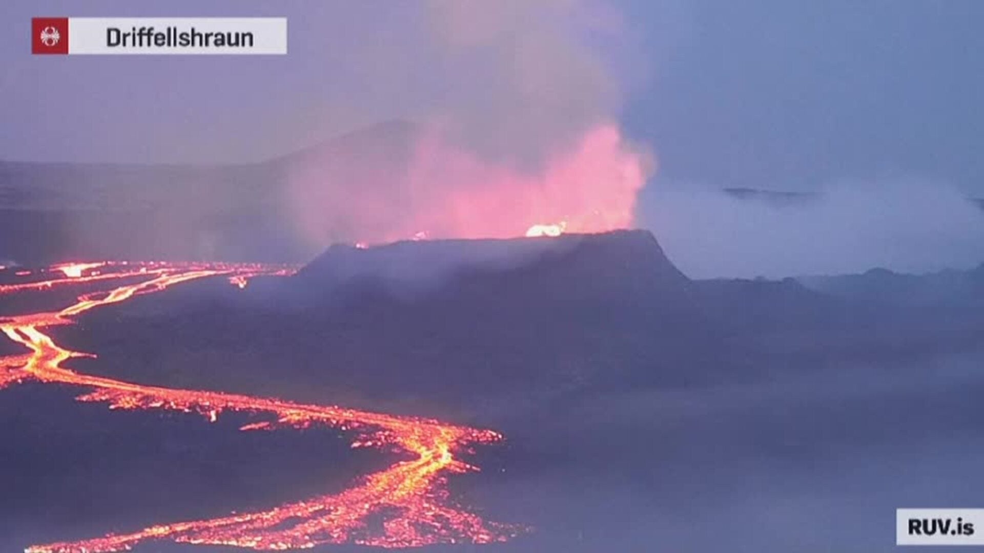 El volcán Fagradalsfjall en Islandia sigue expulsando impresionantes ríos de lava