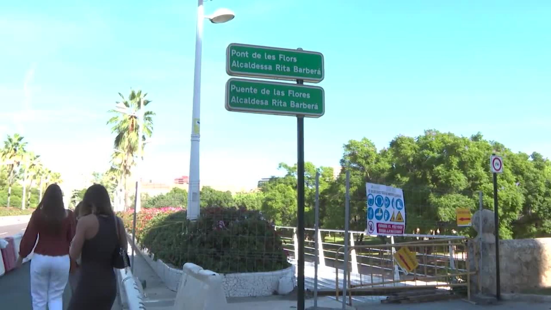 El Puente de las Flores de Valencia ya luce el nombre de Rita Barberá