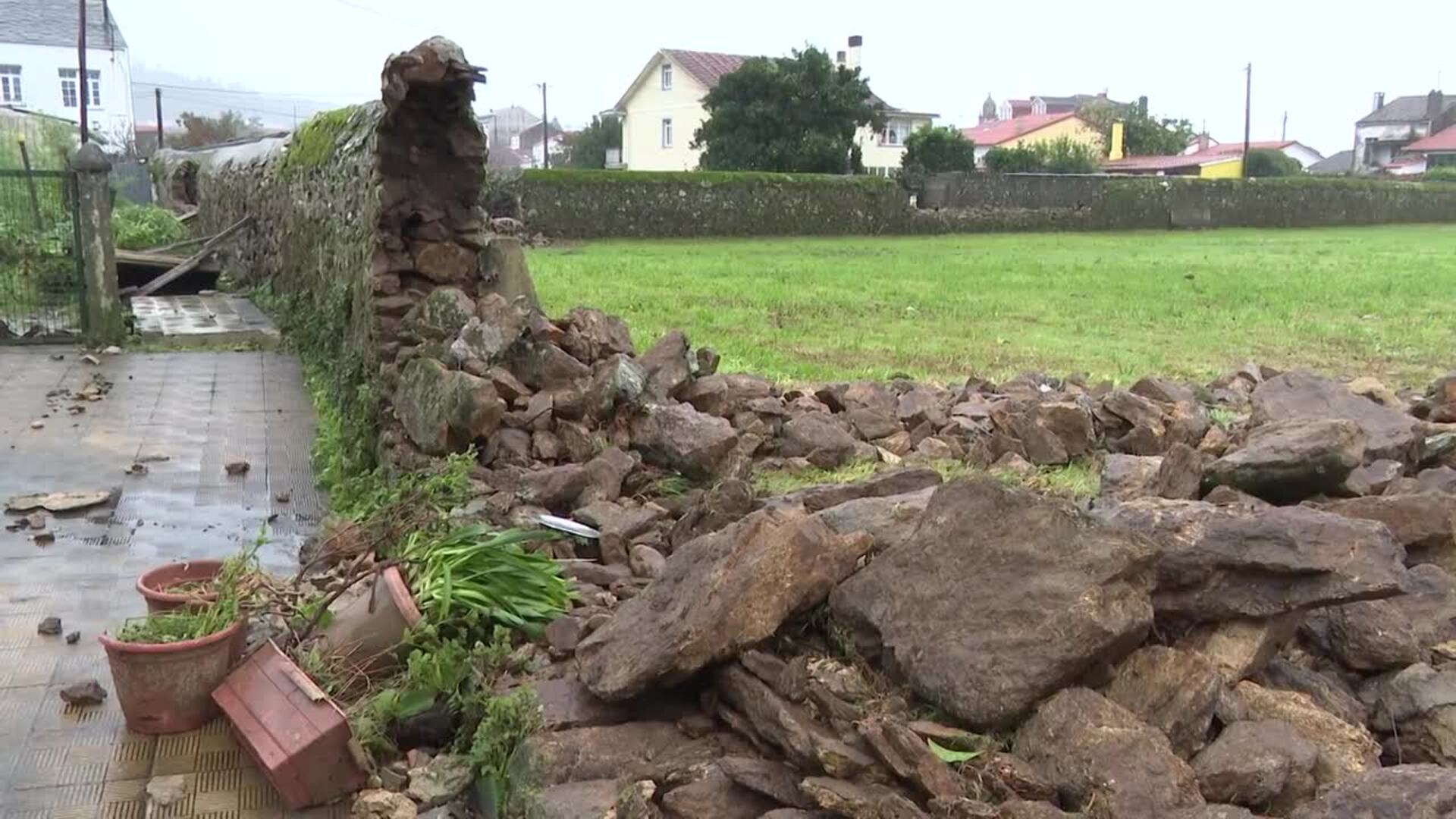 El desbordamiento de los ríos Besteiro y Belelle, en Neda, provoca inundaciones en varias viviendas