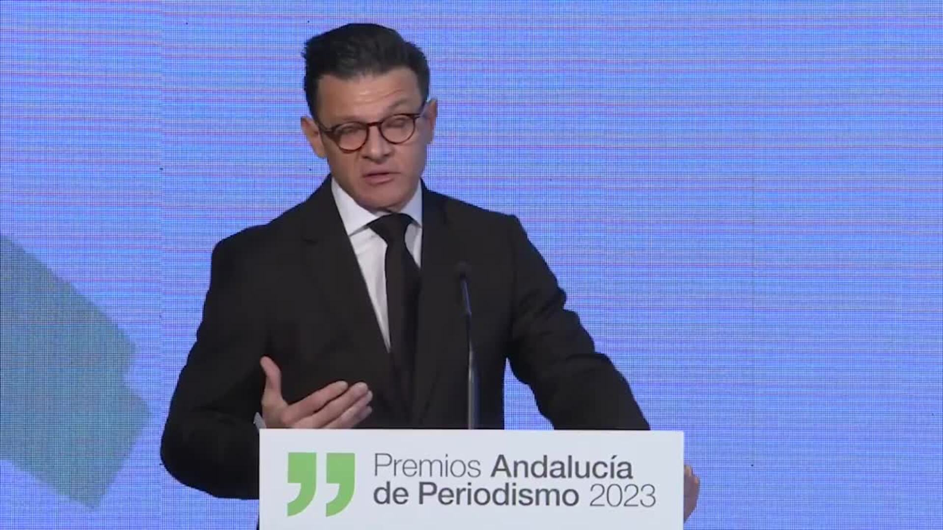 El hijo de Antonio Burgos recoge con "honor" el premio Andalucía de Periodismo a su padre