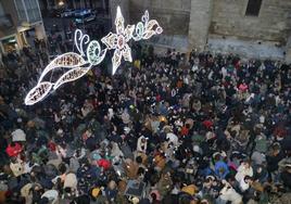 Los palentinos recogen los caramelos en la tradicional pedrea de San Miguel.