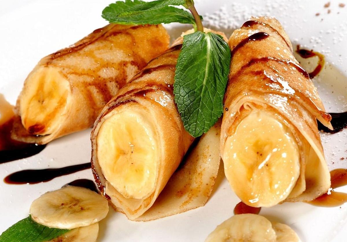 Crepes rellenos de plátano listos para su consumo.