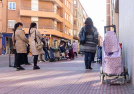 Vallisoletanos esperan en cola a recibir lotes de alimentos.