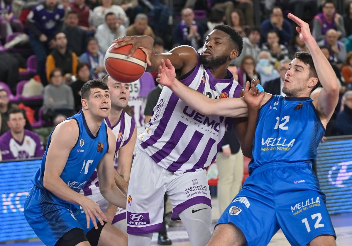 Lotanna Nwogbo pelea por el balón.