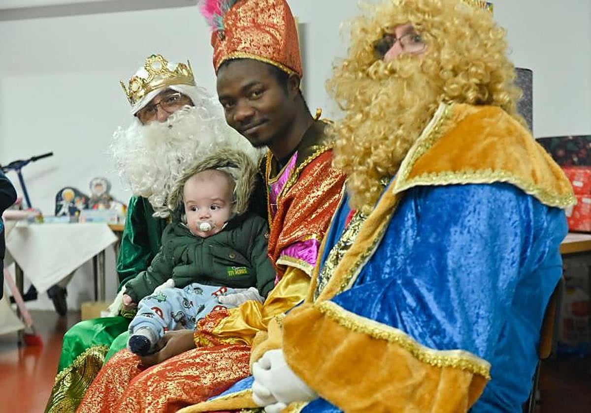 Los Reyes Magos, durante su visita a la parroquia de San Vicente de Paúl.