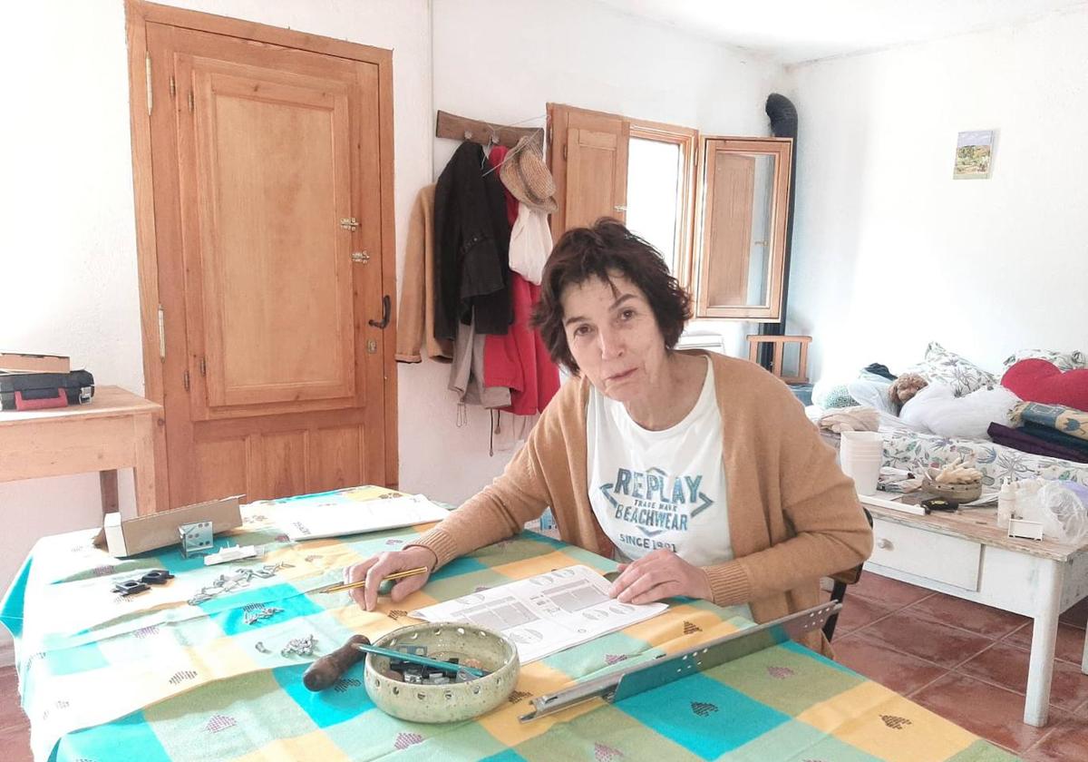 Curra Martín, en su mesa de trabajo.