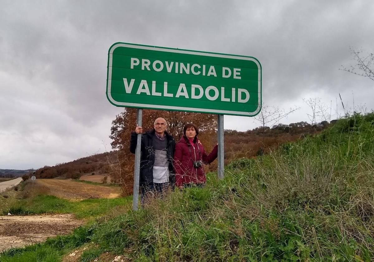 Iñaki Carrascal y Mari Paz Hortelano bajo un cartel de la provincia de Valladolid.