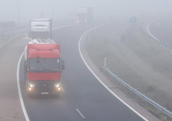 Imagen de archivo de niebla en una carretera de la región.