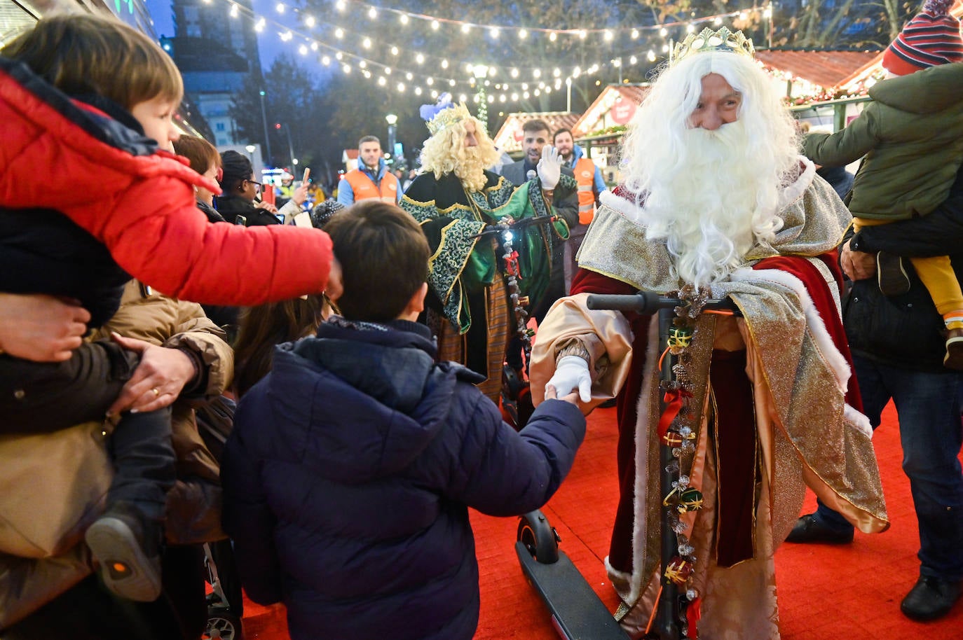 Los Reyes Magos pasean en patinete eléctrico por Zorrilla