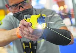 Demostración del uso de una pistola de inmovilización eléctrica en una imagen de archivo.