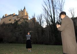 Turistas orientales se fotografían en la pradera de San Marcos con el Alcázar de fondo.