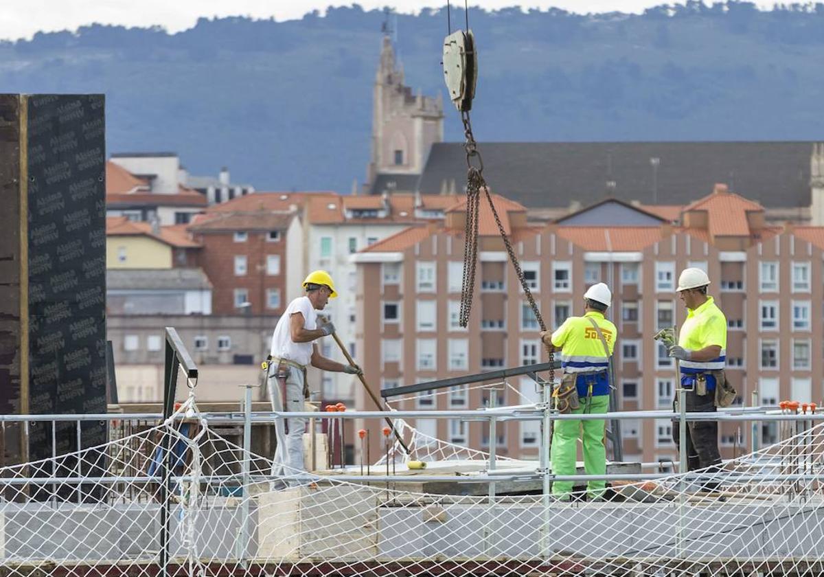 Un grupo de obreros trabaja en la construcción de un edificio.