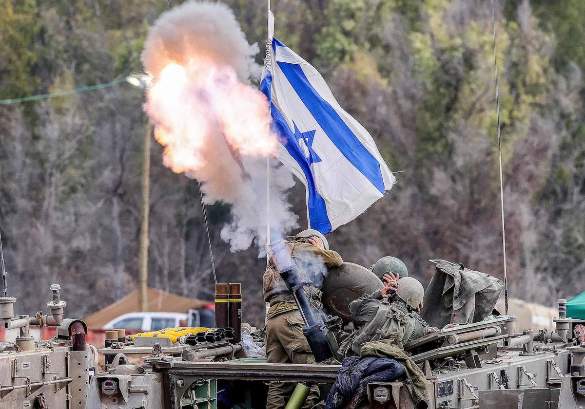 Soldados israelíes bombardean Gaza.