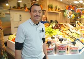 Óliver Porro muestra numerosas variedades de legumbres en el Mercado del Val de Valladolid.