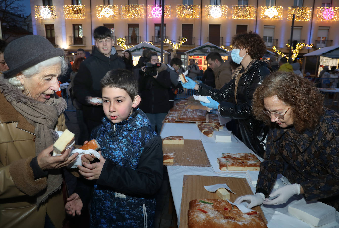 Reparto del tradicional roscón de Reyes en la Plaza Mayor