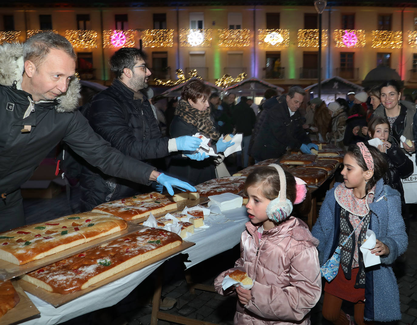 Reparto del tradicional roscón de Reyes en la Plaza Mayor
