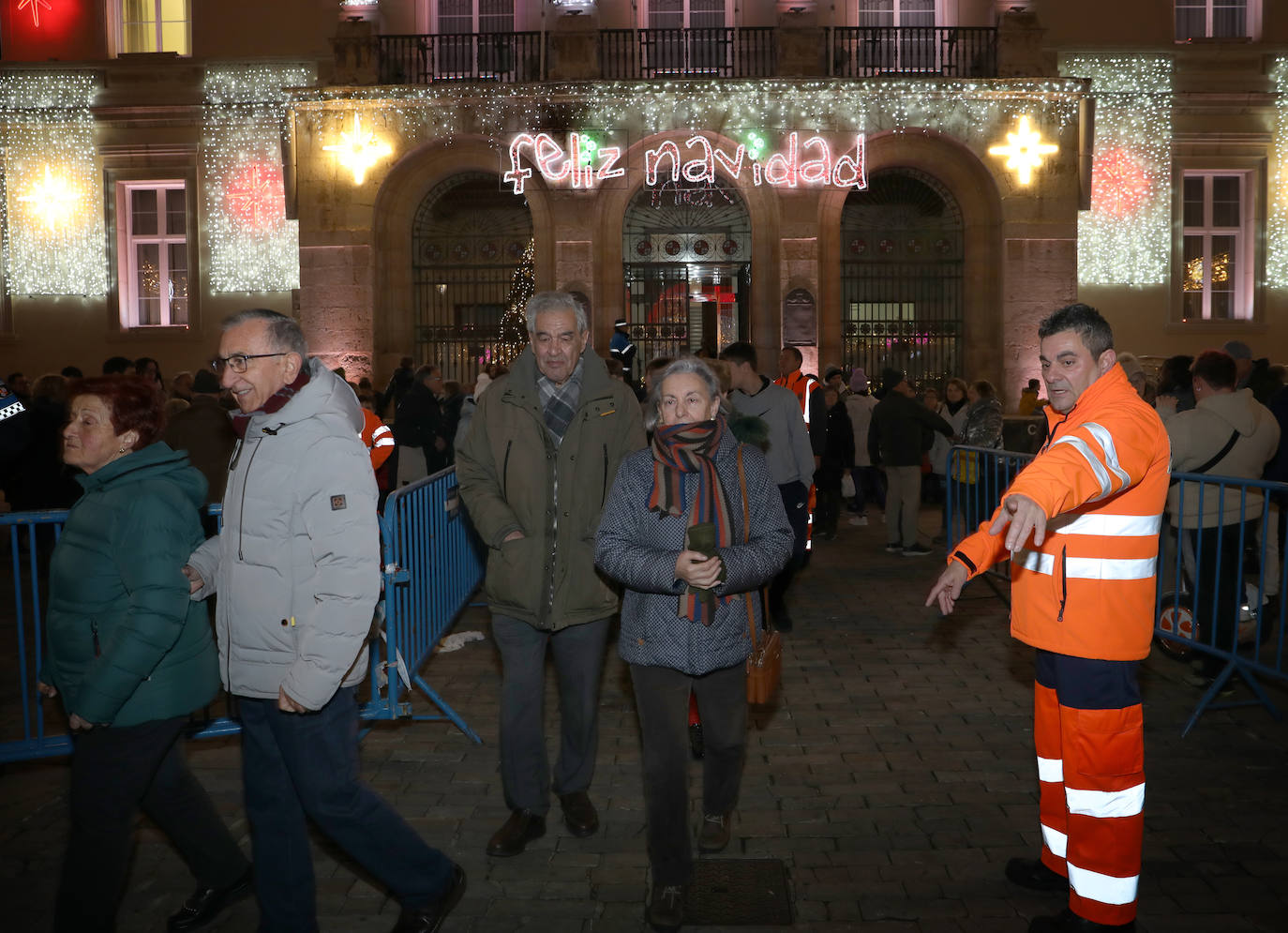 Reparto del tradicional roscón de Reyes en la Plaza Mayor
