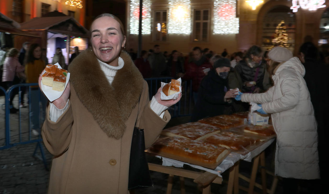 Reparto del tradicional roscón de Reyes en la Plaza Mayor