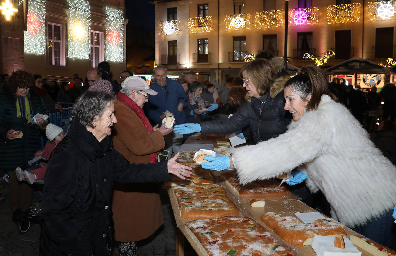 Reparto del tradicional roscón de Reyes en la Plaza Mayor