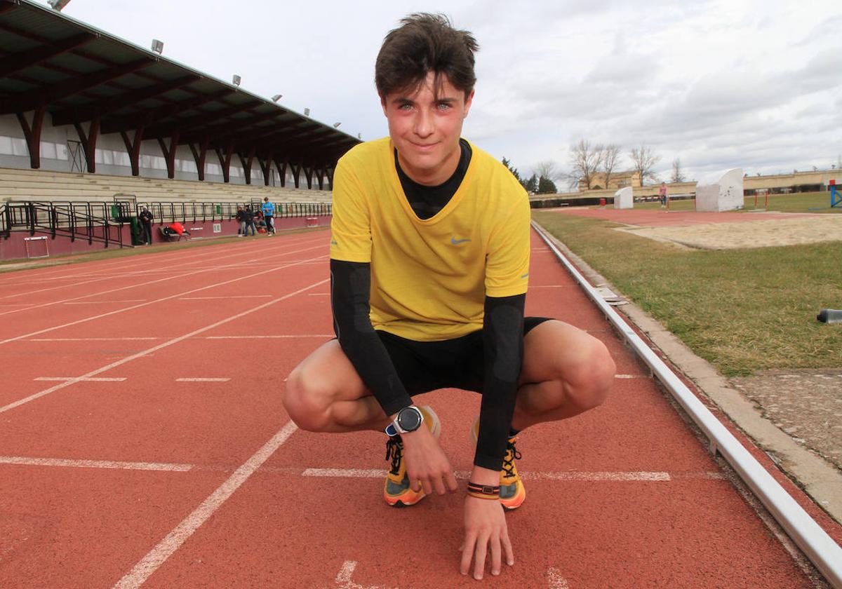 Alejandro Domingo, el ganador más joven de la Carrera de Fin de Año, en las pistas de atletismo de Segovia.