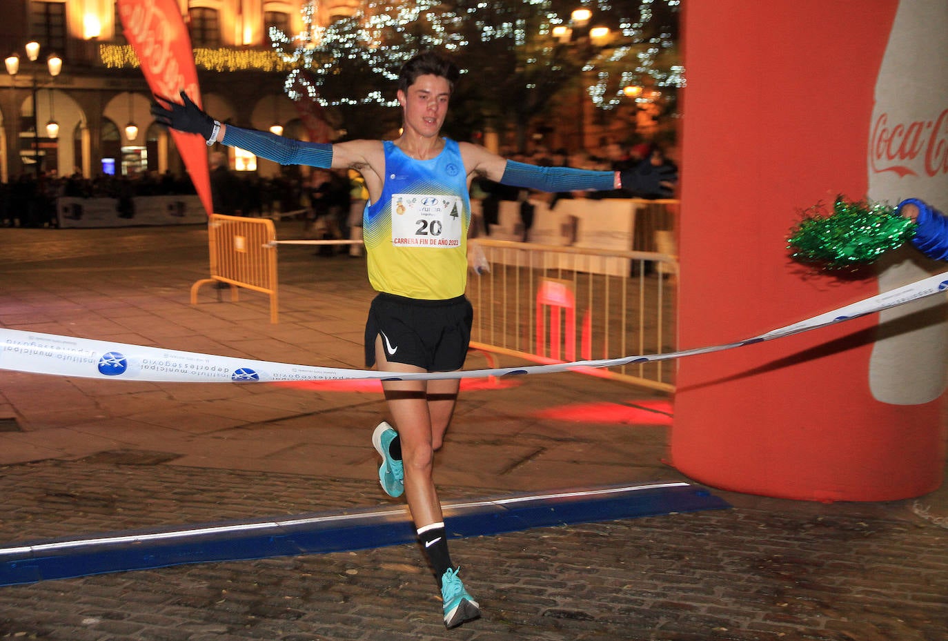 Alejandro Domingo cruza en primera posición la línea de meta de la Carrera de Fin de Año.