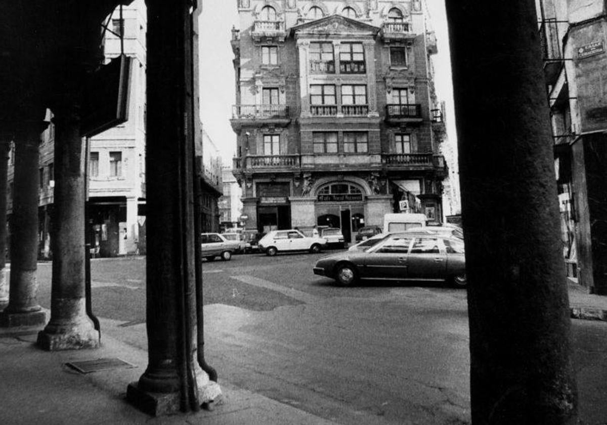 Soportales de la calle Cebadería, en los años ochenta del siglo pasado.