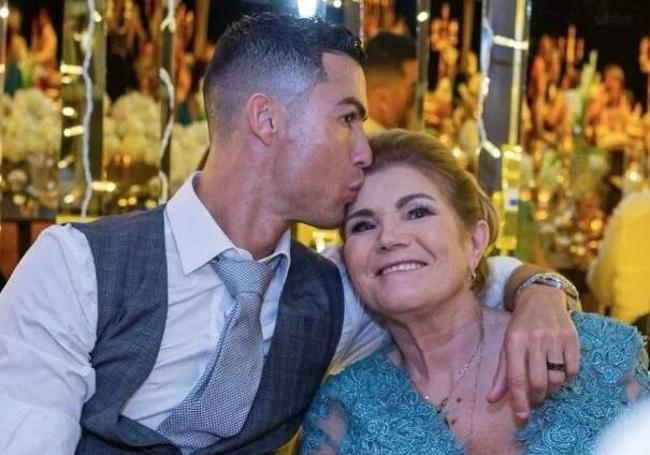 Cristiano besa la mejilla de su madre.