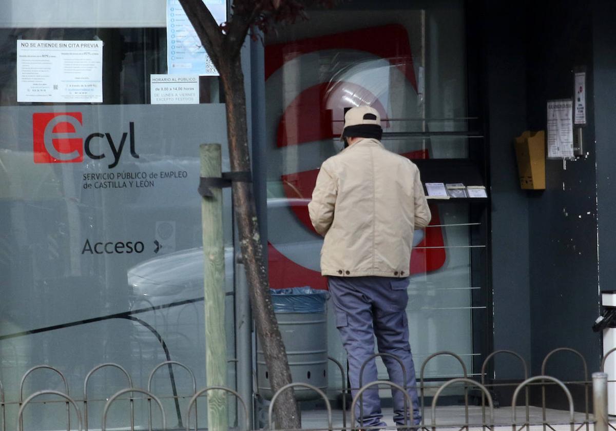 Un hombre consulta documentación en la puerta de la oficina del Ecyl en la capital segoviana.