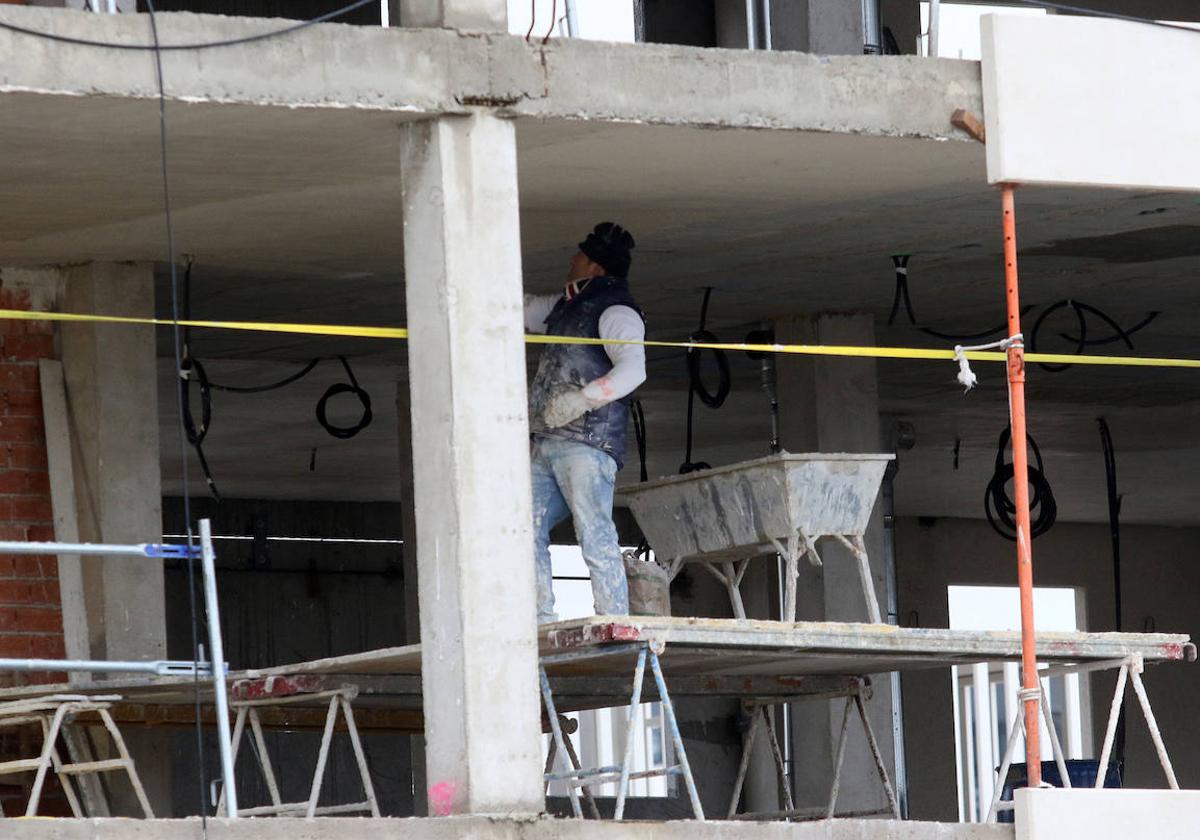 Un albañil trabaja en un edificio en construcción en Segovia.