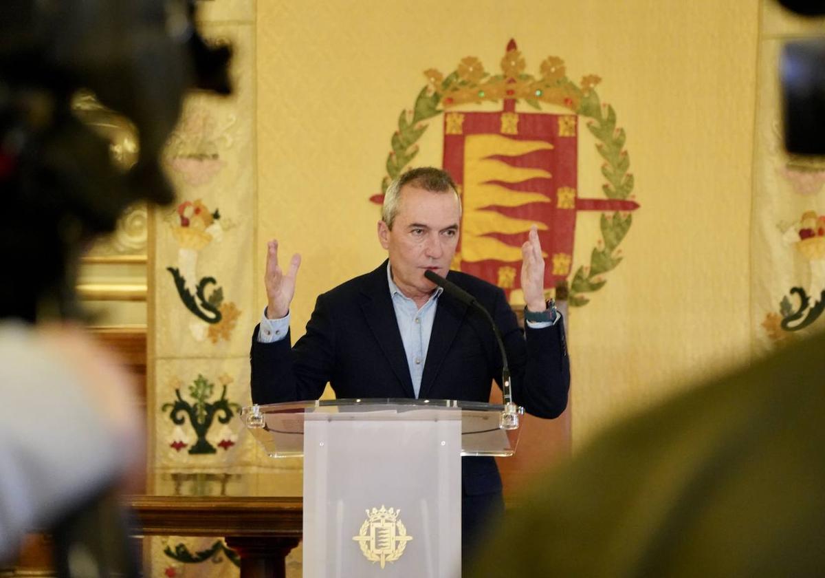 Ignacio Zarandona, primer concejal en ofrecer una rueda de prensa en 2024, este martes en el Ayuntamiento de Valladolid.