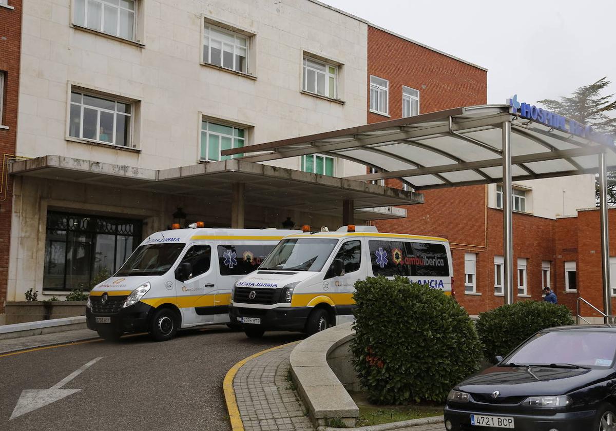 Ambulancias a la entrada del Hospital Río Carrión, en una imagen de archivo.