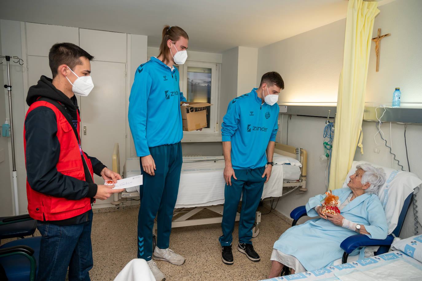 Los jugadores del Zunder se convierten en Reyes Magos en el Hospital Río Carrión