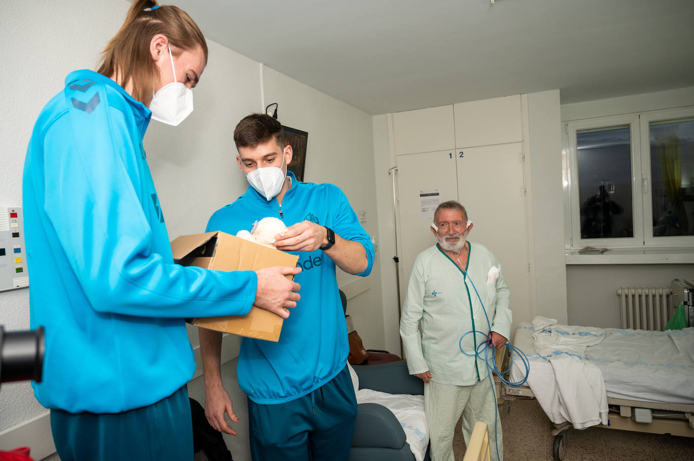 Los jugadores del Zunder se convierten en Reyes Magos en el Hospital Río Carrión