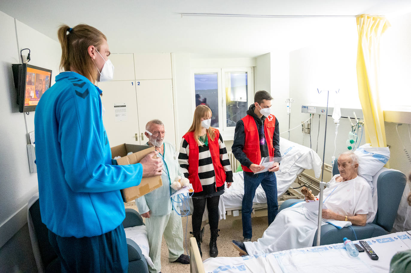Los jugadores del Zunder se convierten en Reyes Magos en el Hospital Río Carrión