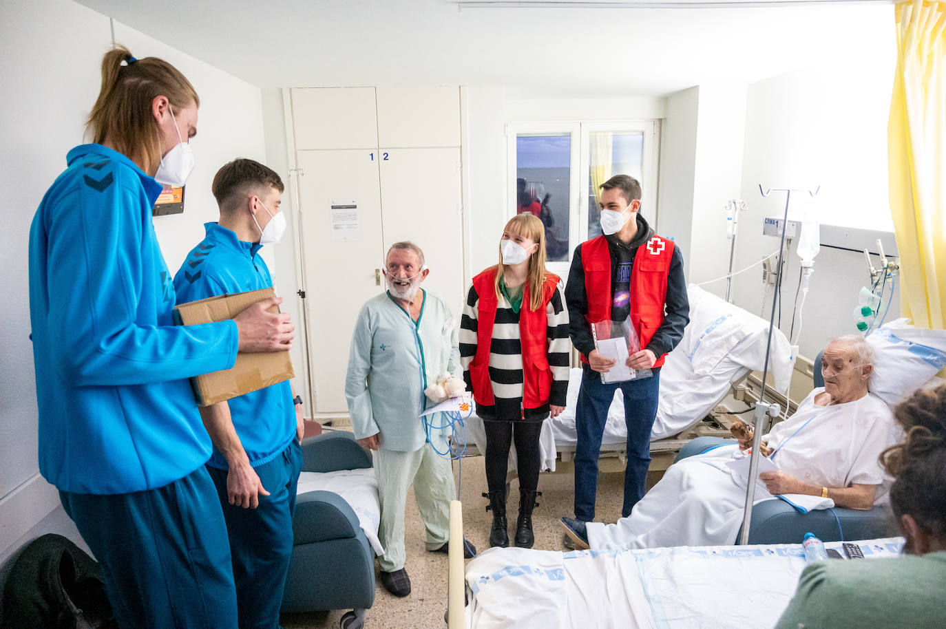 Los jugadores del Zunder se convierten en Reyes Magos en el Hospital Río Carrión