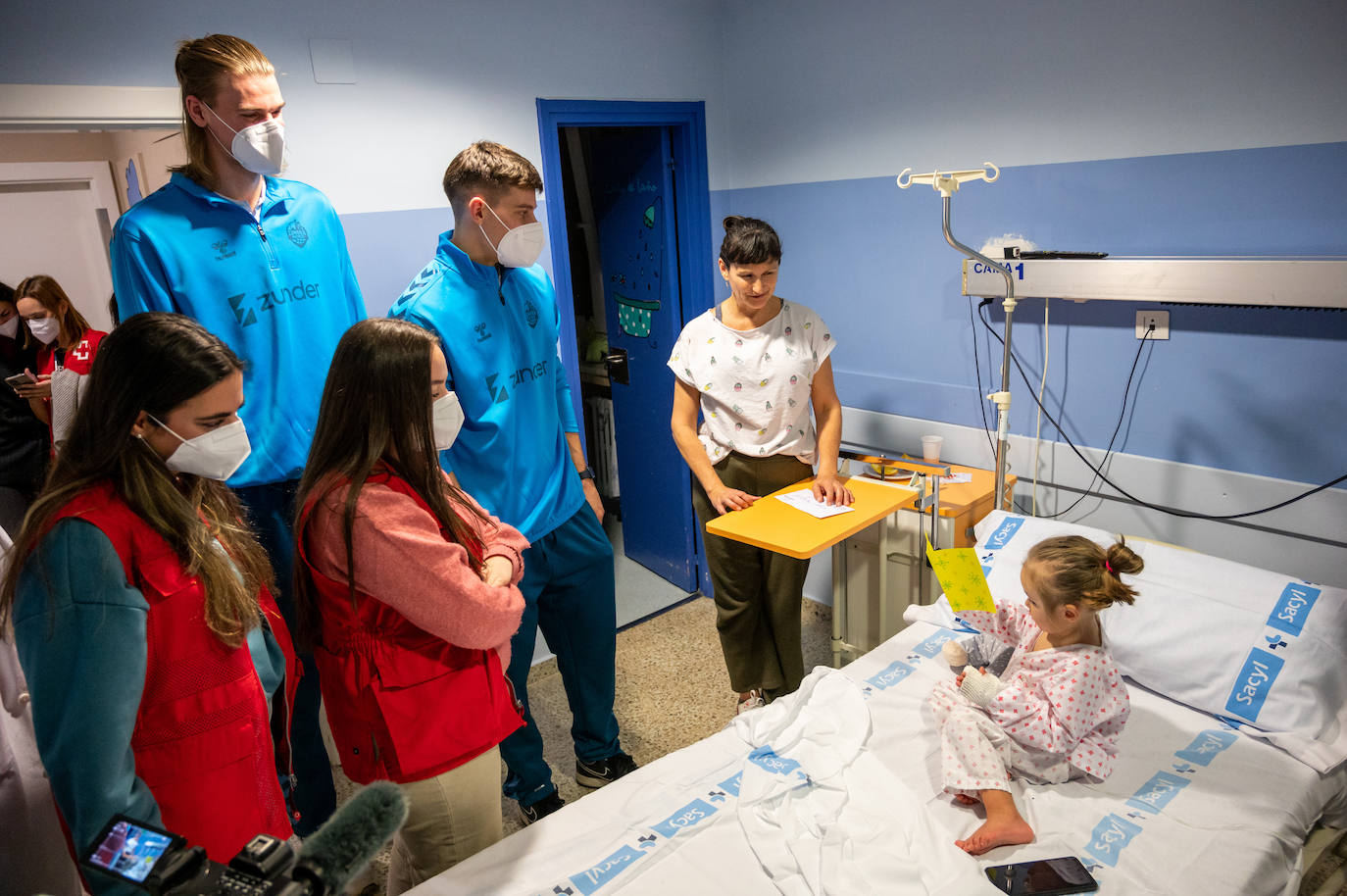 Los jugadores del Zunder se convierten en Reyes Magos en el Hospital Río Carrión