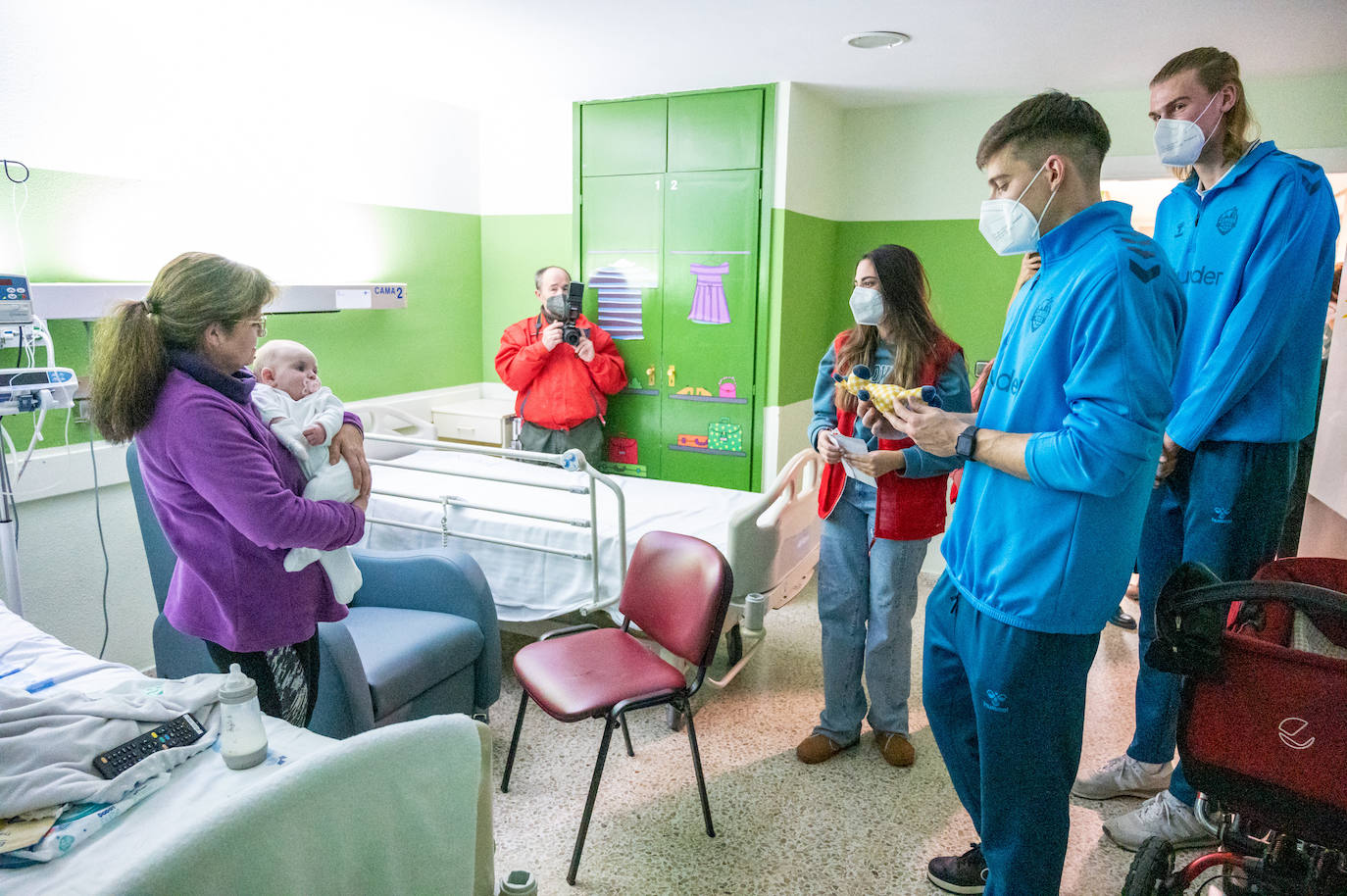 Los jugadores del Zunder se convierten en Reyes Magos en el Hospital Río Carrión