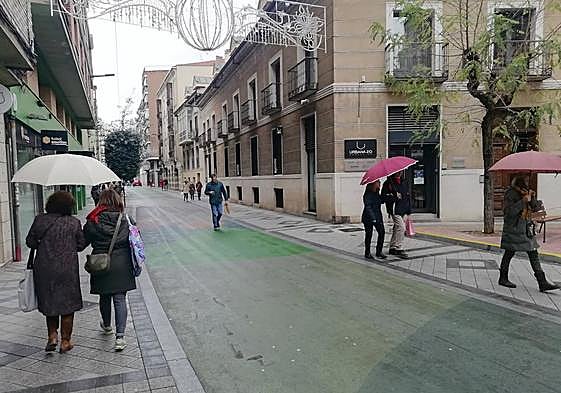 Viandantes con paraguas en la mañana del jueves en Claudio Moyano.