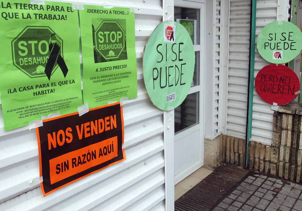 Carteles contra los desahucios en una instalaciones de la capital segoviana.