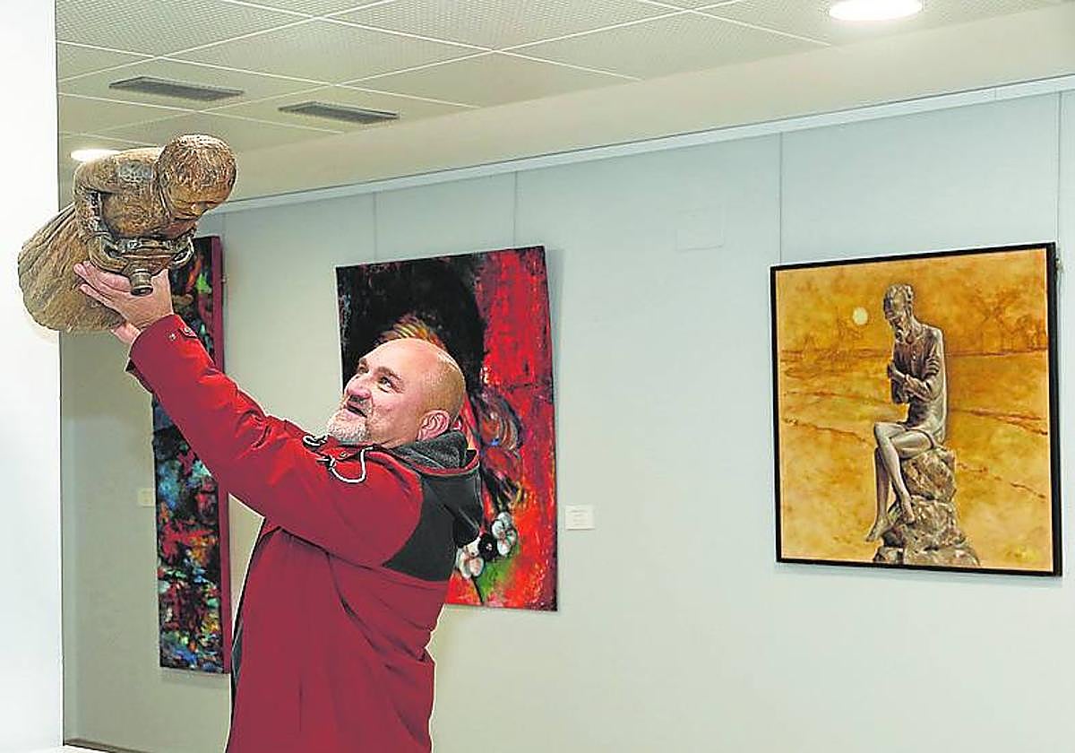 El artista Alfredo Martín 'Chis' muestra su obra.