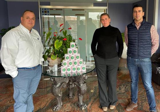 Los responsables de la Agencia Funeraria Santa Teresa posan con las tazas de Fundación Aladina.