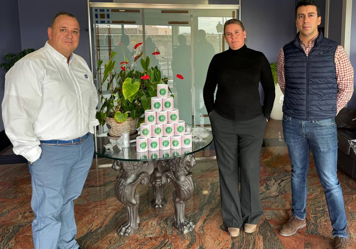 Los responsables de la Agencia Funeraria Santa Teresa posan con las tazas de Fundación Aladina.