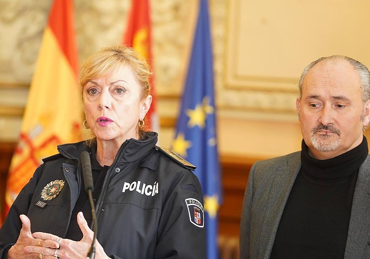 La intendente jefe de la Policía Municipal, Julia González, junto al concejal de Seguridad Ciudadana, Alberto Cuadrado.