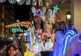 Melchor saluda desde la carroza duranta la Cabalgata de Reyes.